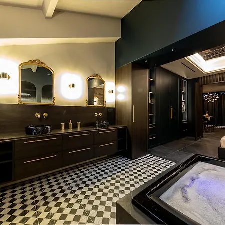 Pablo Designer With Whirlpool Bathub, 4 People فالوريس